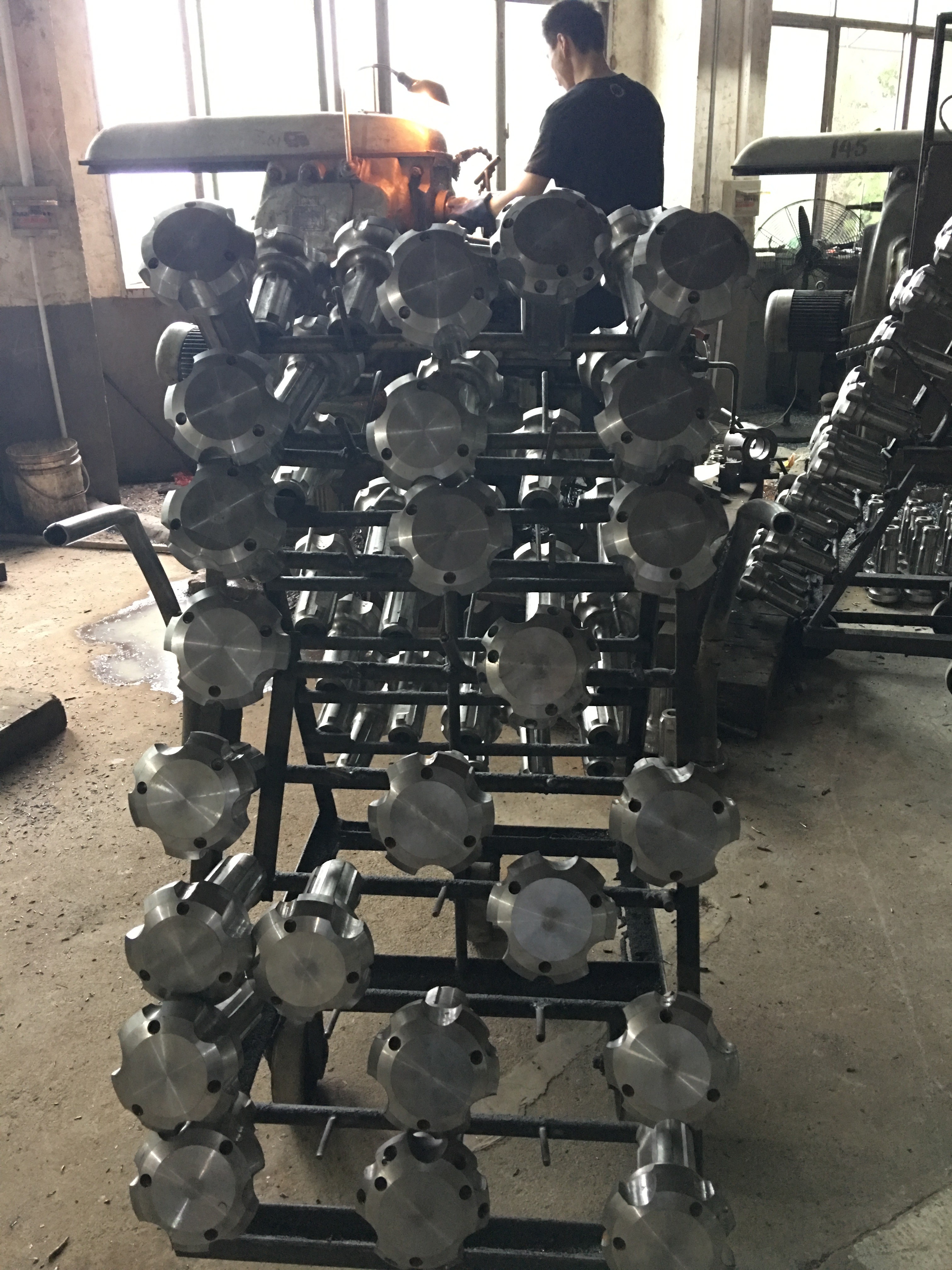 米數(shù)多潛孔鉆頭 提供高中低風(fēng)壓潛孔鉆頭 潛孔沖擊器 等優(yōu)質(zhì)采掘鉆具