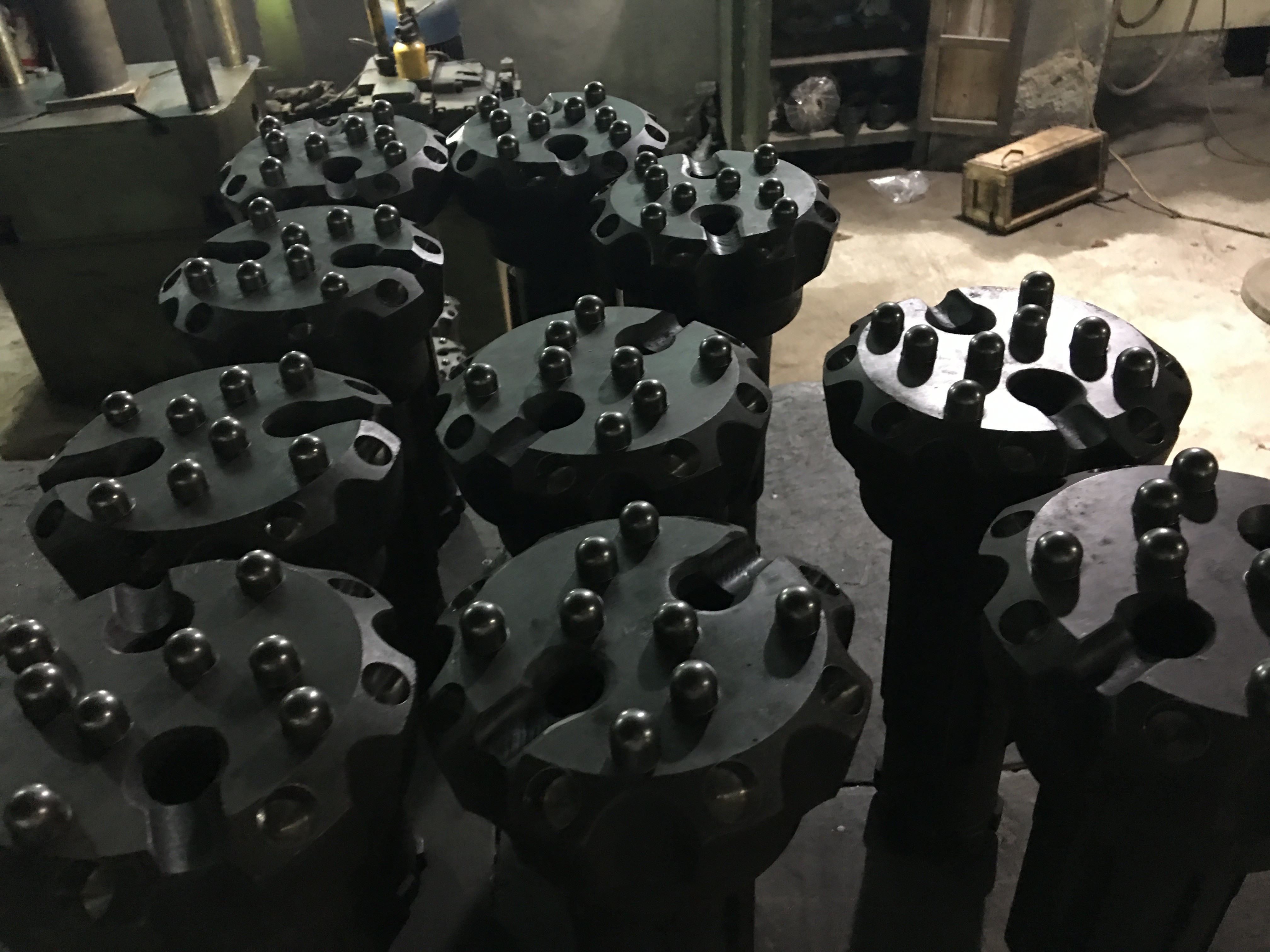 米數(shù)多潛孔鉆頭 提供高中低風(fēng)壓潛孔鉆頭 潛孔沖擊器 等優(yōu)質(zhì)采掘鉆具